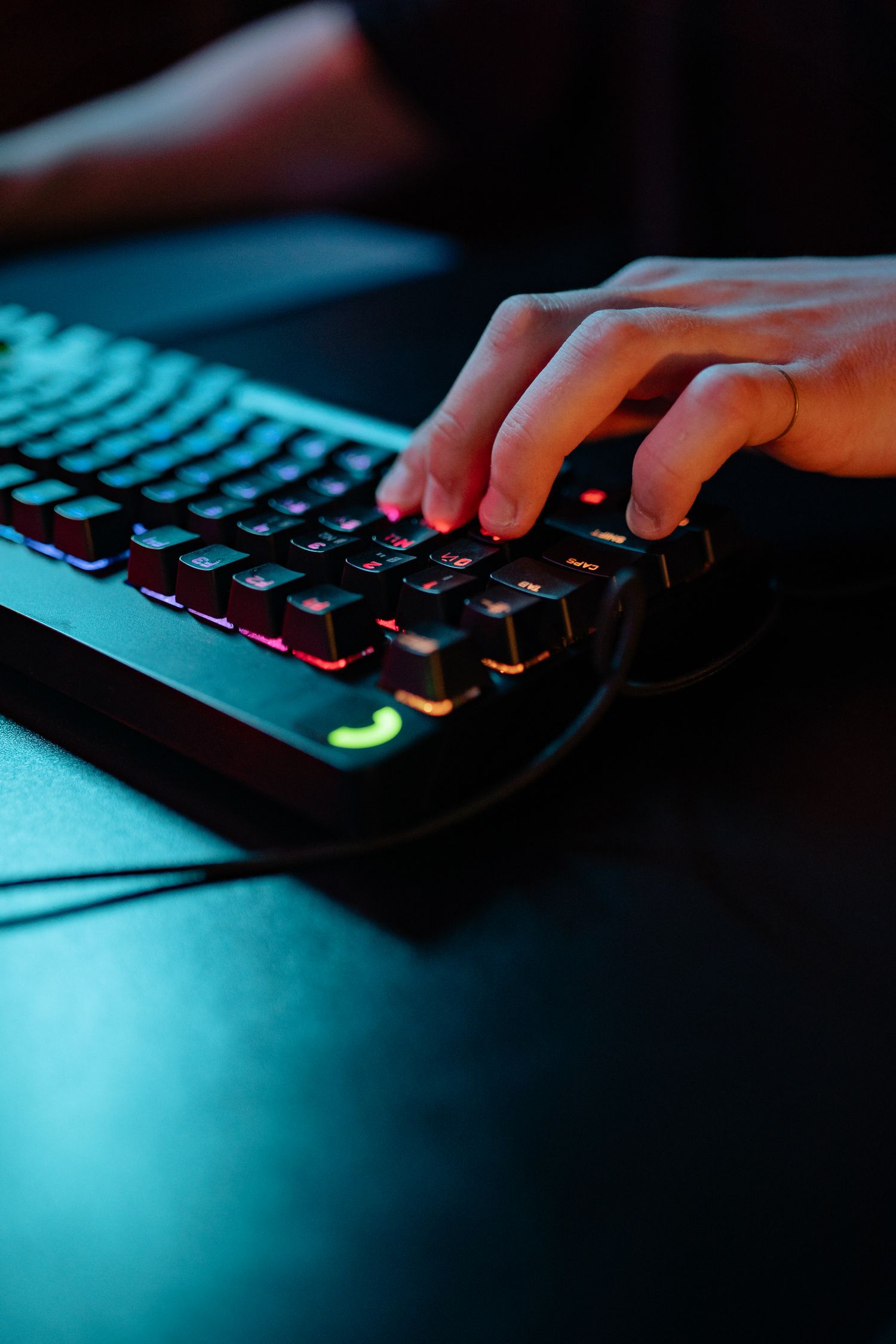 Edição em teclado iluminado em ambiente escuro